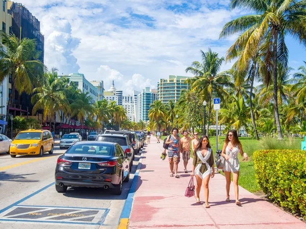 Straßenszene am Ocean Drive in Miami Beach — Stockfoto