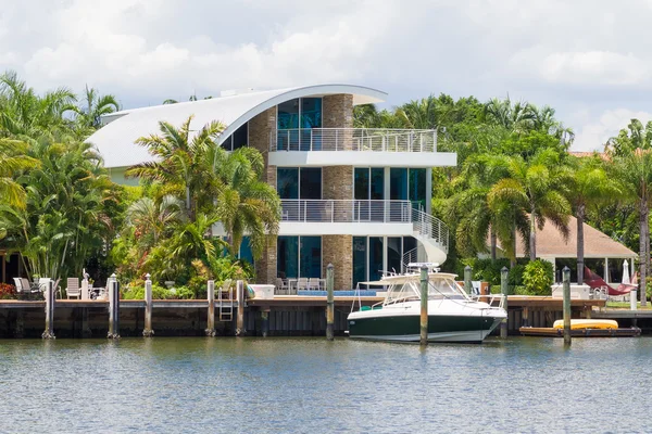 Yate y casa frente al mar en Fort Lauderdale en Florida — Foto de Stock