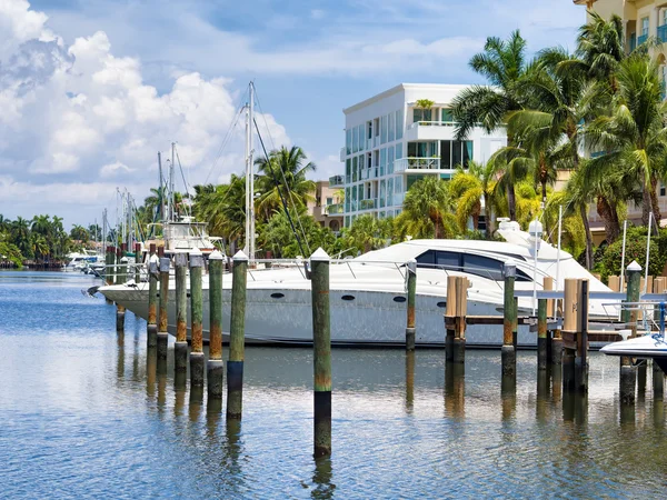 Marina con yates y veleros en Fort Lauderdale en Florida —  Fotos de Stock