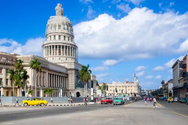 Şehir merkezinde Havana Capitol'de yanındaki eski Amerikan arabaları