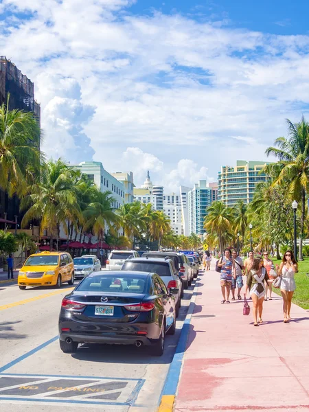 Sommerszene am Ocean Drive in Miami Beach — Stockfoto