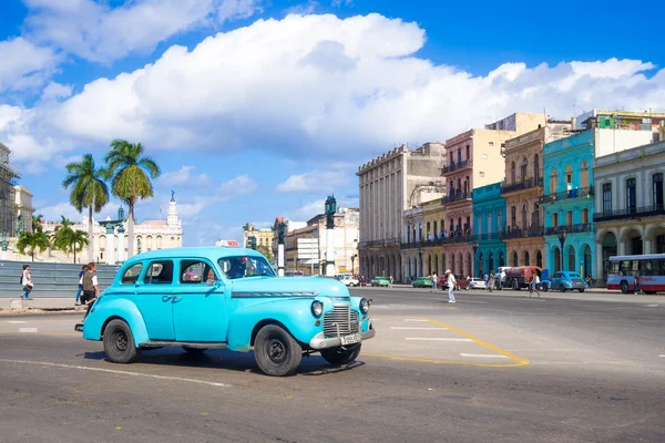 与旧的美国车，在哈瓦那市中心街景 — 图库照片