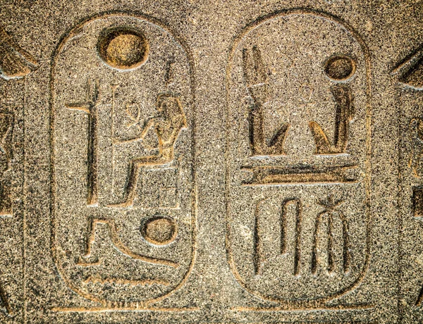 Hiéroglyphe égyptien antique sculpté dans la pierre — Photo