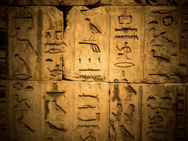 Zvětralé starověkých egyptských hieroglyfů vytesané do kamene — Stock fotografie