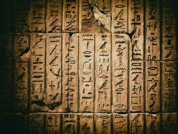 Väderbitna forntida egyptiska hieroglyf huggen i sandsten — Stockfoto