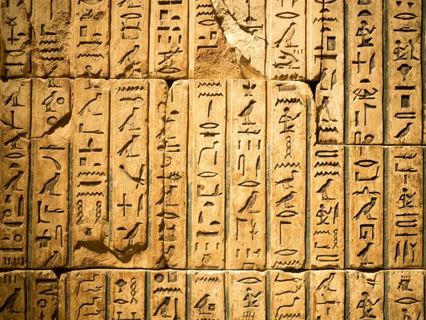 Antike ägyptische Hieroglyphe in Sandstein gehauen — Stockfoto