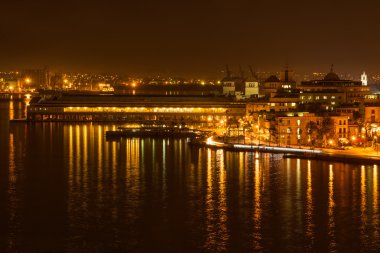 Gece çekimi eski Havana Körfezi manzaralı