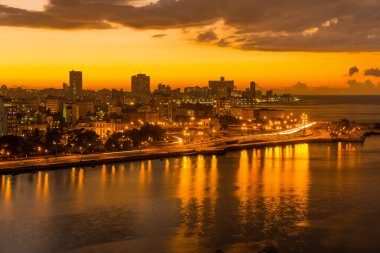 Havana'da günbatımı manzaralı bir şehir manzarası