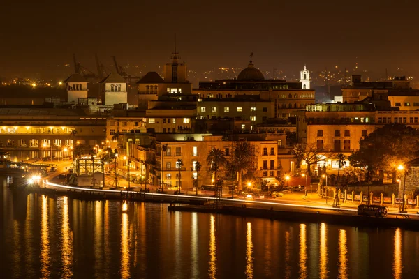 Nachtscène in oud Havana met een uitzicht op de baai — Stockfoto