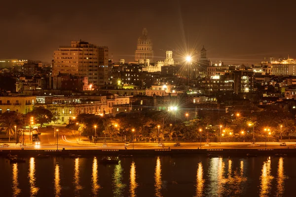 Ночная сцена в Старой Гаване — стоковое фото