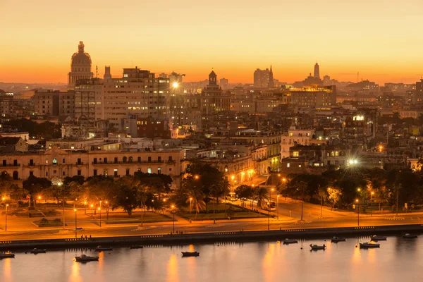 Zonsondergang in oud Havana met een uitzicht op de baai — Stockfoto