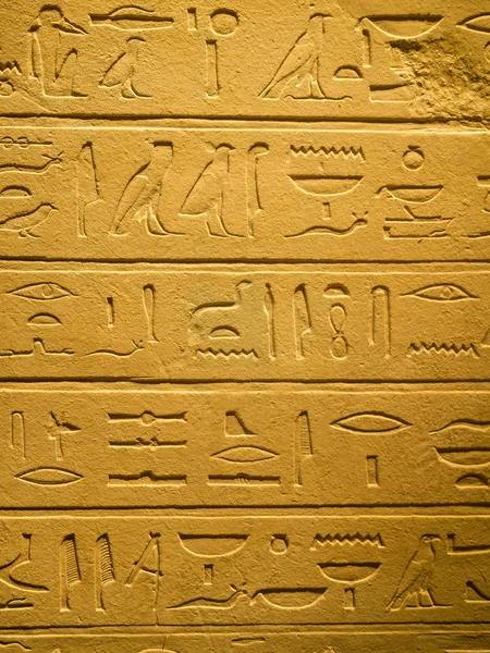 Starých egyptských hieroglyfů, vytesaných v pískovci — Stock fotografie