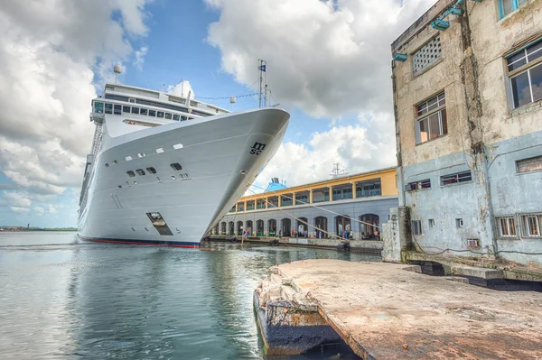 O navio de cruzeiro MSC Opera atracado no porto de Havana — Fotografia de Stock