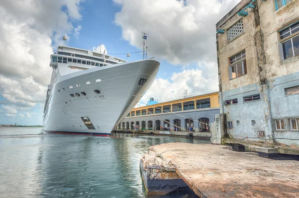 De Msc Zangspel cruiseschip aangemeerd bij de haven van Havana — Stockfoto