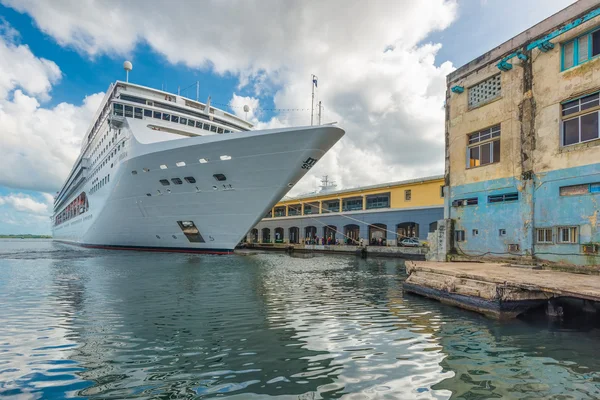 La nave da crociera MSC Opera attraccato al porto di L'Avana — Foto Stock