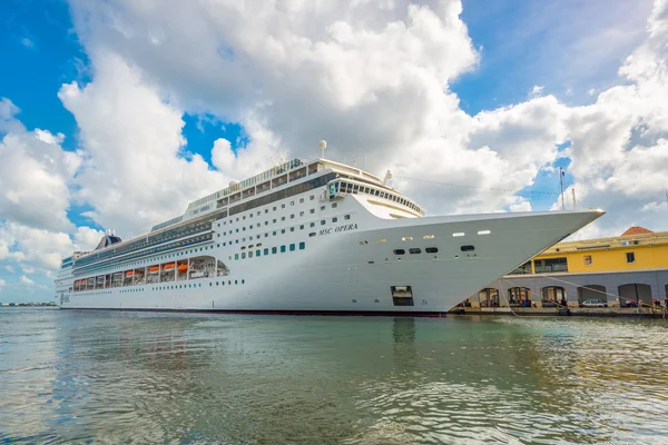 El crucero MSC Opera atracó en el puerto de La Habana — Foto de Stock