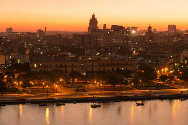 Oud Havana bij zonsondergang met uitzicht op de baai — Stockfoto