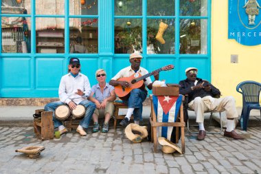 Küba erkekler Havana'da geleneksel müzik çalma
