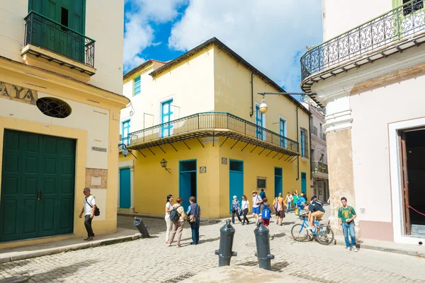 Eski Havana'da eski renkli ev ile sokak sahne — Stok fotoğraf