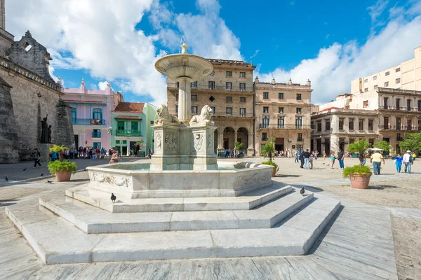 Toeristen op het San Francisco plein in oud-Havana — Stockfoto