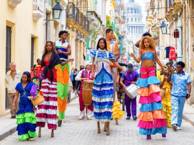 Müzisyenler ve dansçılar Eski Havana'da Stilts