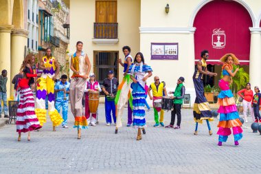 Eski Havana'da Stilts renkli sokak dansçıları