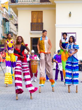 Eski Havana'da Stilts renkli sokak dansçıları