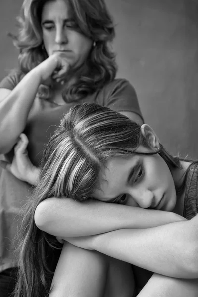 Trauriges Teenager-Mädchen und ihre besorgte Mutter — Stockfoto