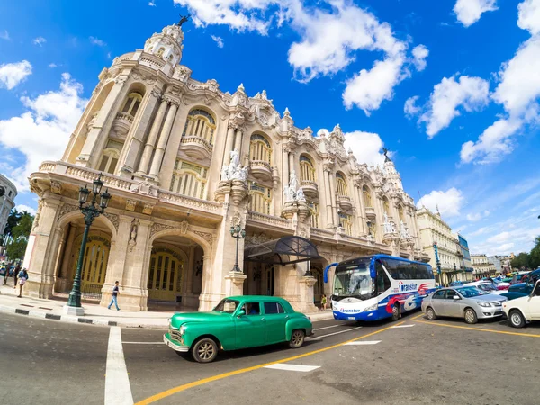 Stary klasyczny samochód obok Grand Theater w Hawanie — Zdjęcie stockowe