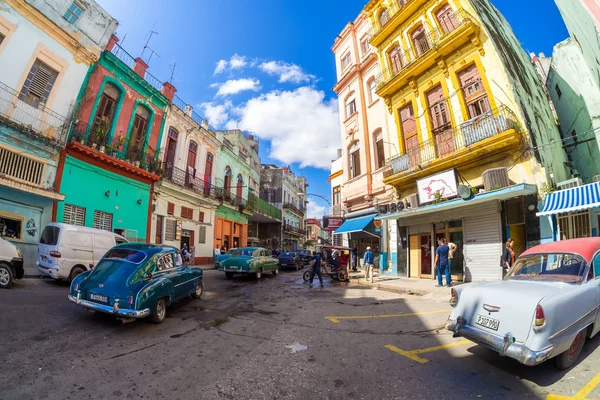Régi klasszikus autók és színes épületek, Havannában — Stock Fotó