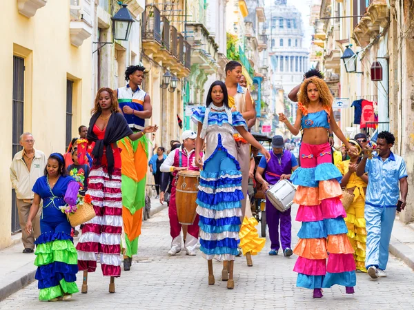 Musiker och dansare på styltor i Gamla Havanna — Stockfoto