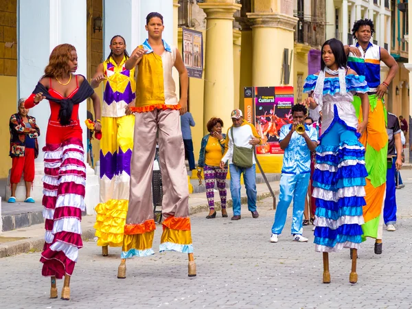 Bailarinas callejeras coloridas en zancos en la Habana Vieja —  Fotos de Stock