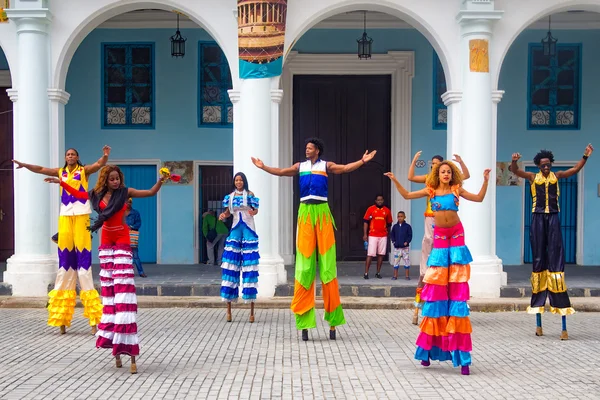 Street dancers on stilts in Old Havana — Stock Photo, Image