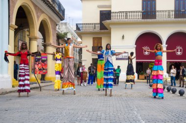Sokak sanatçıları Eski Havana'da Stilts dans