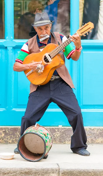 Gitarristen spelar traditionell musik i Gamla Havanna — Stockfoto