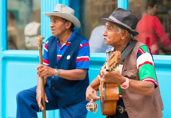 Muzikanti hrající tradiční hudbu ve staré Havany — Stock fotografie