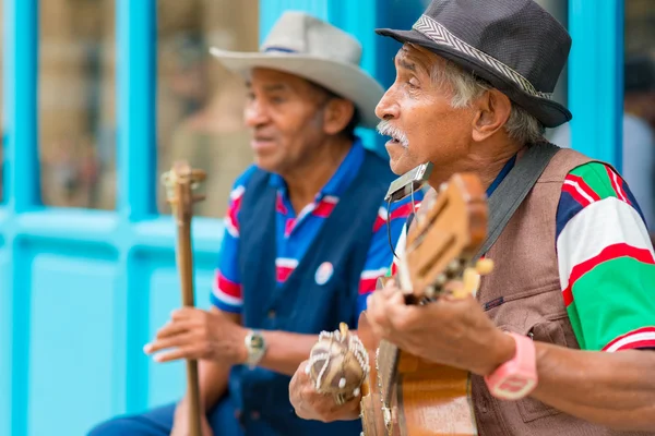 Muzikanti hrající tradiční hudbu ve staré Havany — Stock fotografie