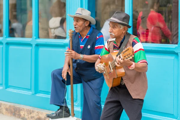 올드 하바나에서 전통 음악을 재생 하는 음악가 — 스톡 사진