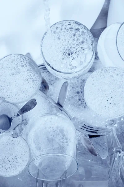 Glassware,cutlery and dishes in the kitchen sink — Stock Photo, Image