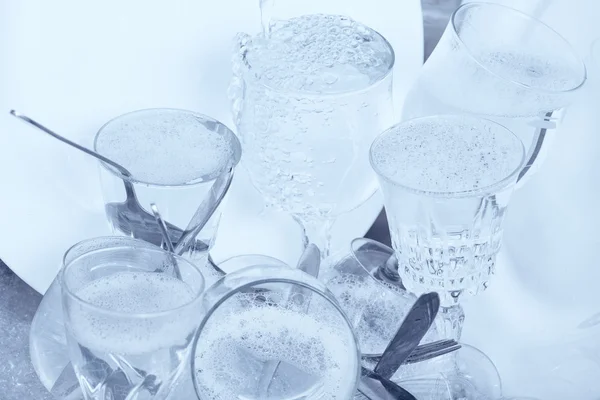 Glassware,cutlery and dishes in the kitchen sink — Stock Photo, Image