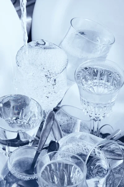 Glas, bestick och rätter i diskbänken — Stockfoto