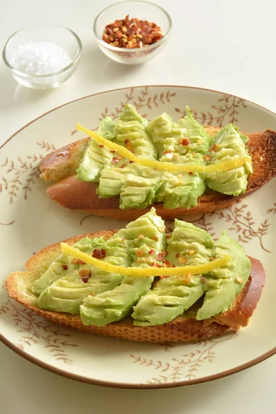 Deliciosas Torradas Abacate Vegetariano Com Suco Limão Sal Marinho Flocos — Fotografia de Stock