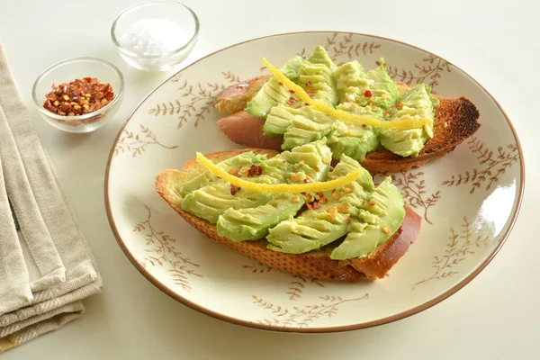 Deliciosos Tostadas Vegetarianas Aguacate Con Jugo Limón Sal Marina Copos —  Fotos de Stock