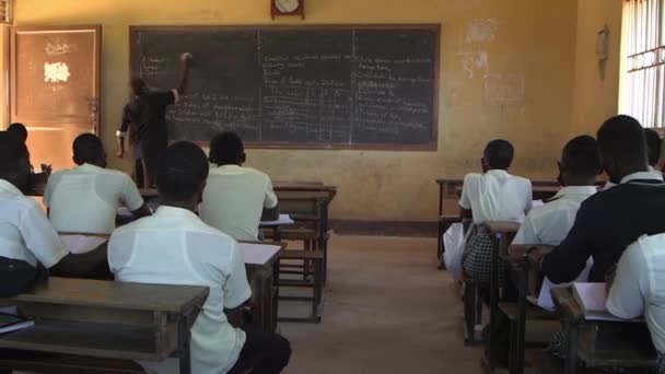 남아프리카 공화국 우간다의 캄팔라에 마라타 고등학교에서 유행하고 코로나 바이러스때문에 익명의 — 비디오