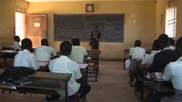 Niezidentyfikowani Studenci Maskach Ochronnych Powodu Pandemii Koronawirusowej Liceum Maranatha Kampali — Wideo stockowe