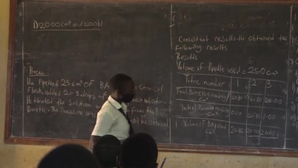 Niezidentyfikowani Studenci Maskach Ochronnych Powodu Pandemii Koronawirusowej Liceum Maranatha Kampali — Wideo stockowe