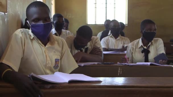 2020年11月東アフリカ ウガンダの首都カンパラにあるマラナタ高校のコロナウイルスパンデミックのために保護マスクを着用している未確認の学生 — ストック動画