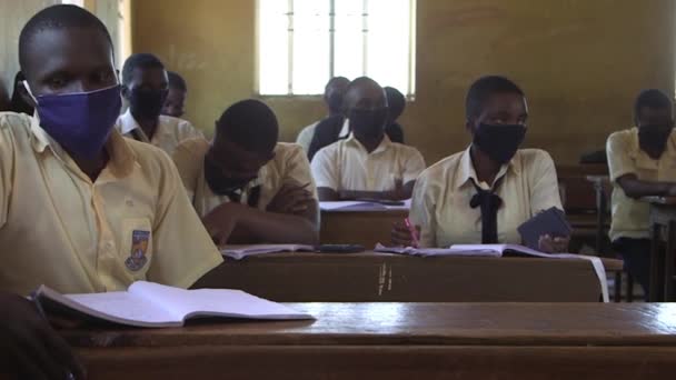 Niezidentyfikowani Studenci Maskach Ochronnych Powodu Pandemii Koronawirusowej Liceum Maranatha Kampali — Wideo stockowe