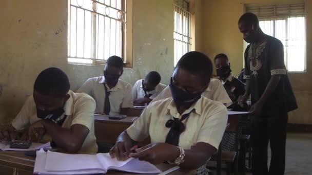 Неизвестные Студенты Защитной Маске Пандемии Коронавируса Средней Школе Маранатха Кампале — стоковое видео