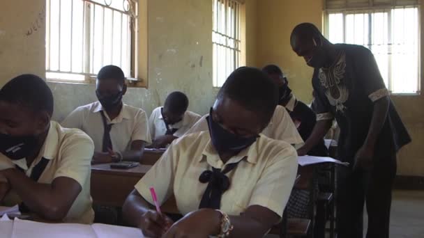 Неизвестные Студенты Защитных Масках Пандемии Коронавируса Средней Школе Маранатха Кампале — стоковое видео